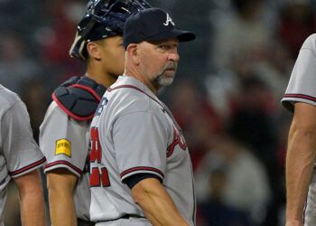 MLB／勇士隊62歲老將魏斯驚人撲倒索雷爾 震撼全場引爆笑聲