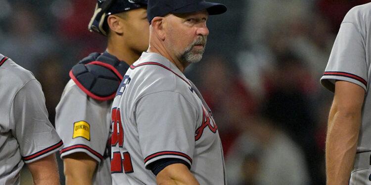 MLB／勇士隊62歲老將魏斯驚人撲倒索雷爾 震撼全場引爆笑聲